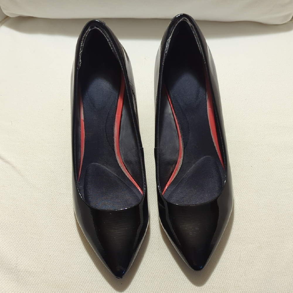 Rockport Black Heels with Pointed Toe and Sleek Design